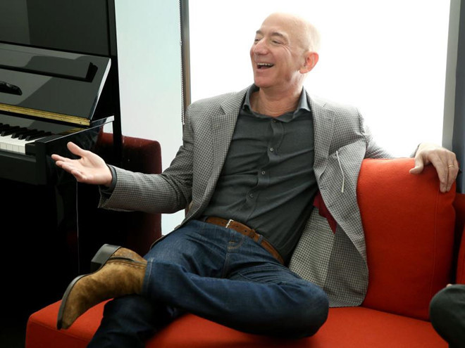 Trong một giây, Bezos cũng kiếm được gấp đôi số tiền mà công nhân Mỹ trung bình kiếm được trong một tuần. Ảnh: Getty Image.