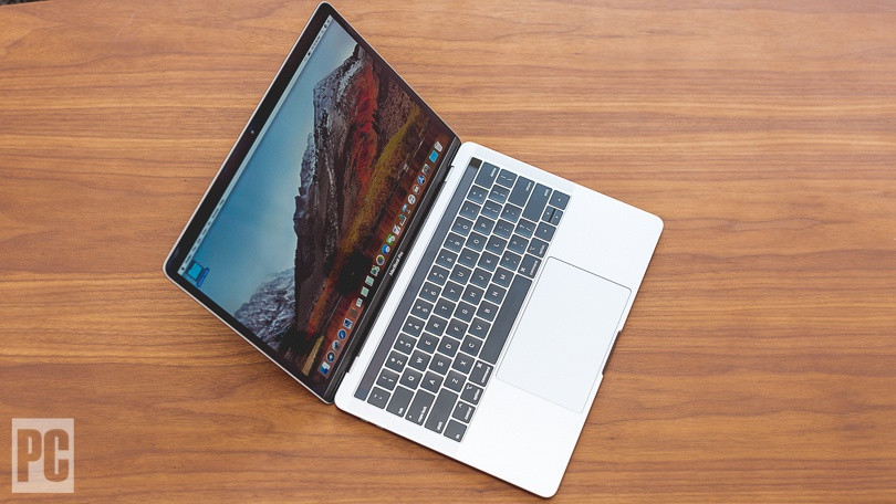 Viet Nam cam khach mang Macbook Pro 15 inch len may bay