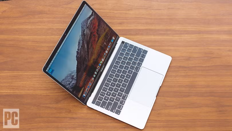 Viet Nam cam khach mang Macbook Pro 15 inch len may bay