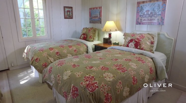 Giường ngủ mang phong cách đồng quê mộc mạc.