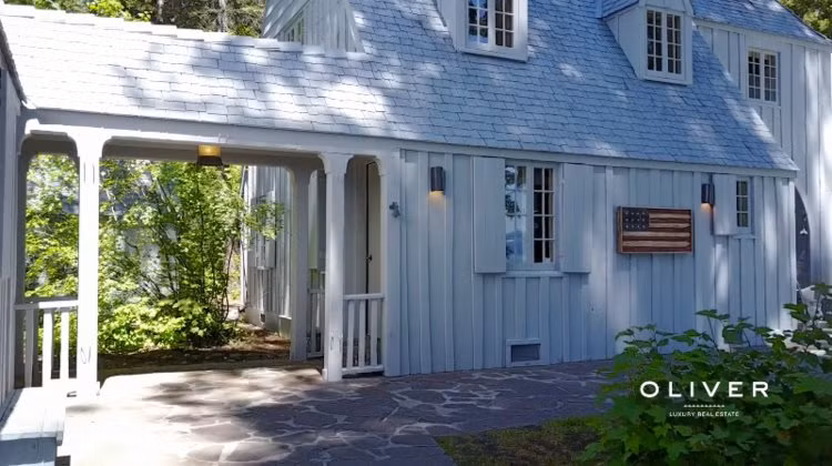 Khu nhà được tách thành 3 khu vực khác nhau nhưng tất cả đều được kết nối với nhau dưới một mái nhà.