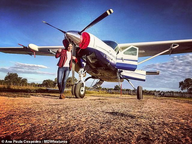 Tuy nhiên, sau khi tốt nghiệp đại học, người đẹp quyết định theo nghiệp cha để trở thành phi công. Ảnh: @anapaulacespedes.