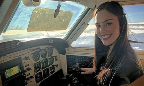 Sở hữu chiều cao lý tưởng 1,70m cùng thân hình hoàn hảo, Ana Paula Cespedes, nữ phi công người Paraguay khiến hàng nghìn hành khách chao đảo. Ảnh: Sputnik.
