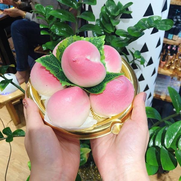 Bên cạnh đó, bánh bao đào tiên lạ mắt cũng hút khách ngày rằm tháng Giêng năm nay. Ảnh: FB An An.