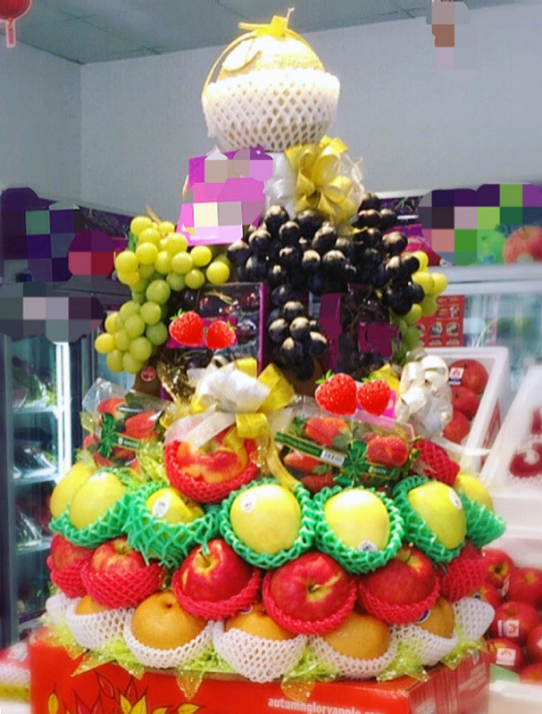 Tháp hoa quả cao gần 1 mét, được xếp bởi đầy đủ các loại quả nhập ngoại như lê, táo, cam, dưa lưới, nho, kiwi, dâu tây...Ảnh: Vietnamnet.