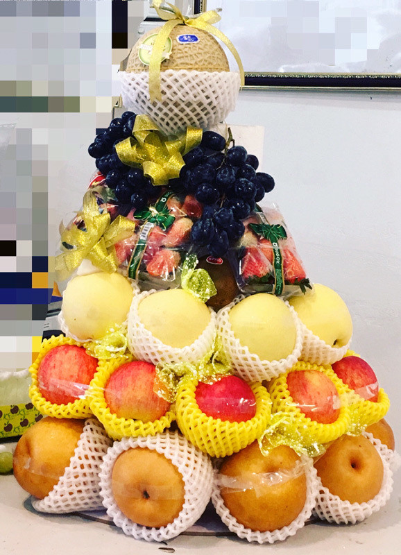 Theo nguồn tin trên báo Vietnamnet, rằm tháng Giêng năm nay, nhiều cửa hàng thiết kế mâm hoa quả hình tháp bắt mắt với giá lên tới 10-20 triệu đồng. Ảnh: Vietnamnet.