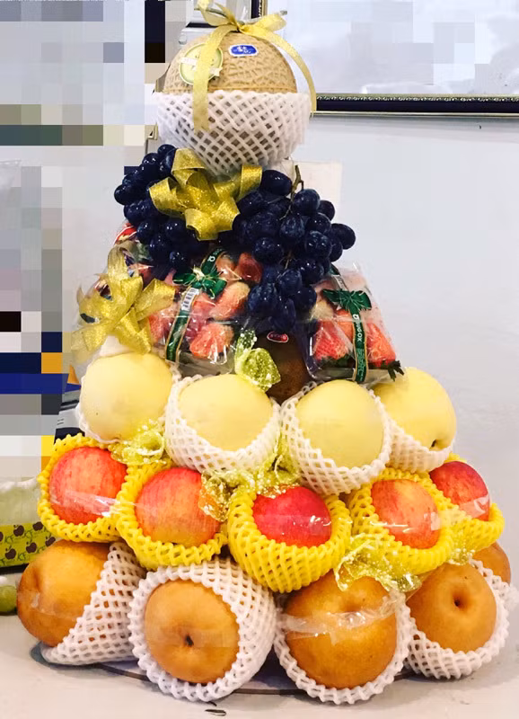 Theo nguồn tin trên báo Vietnamnet, rằm tháng Giêng năm nay, nhiều cửa hàng thiết kế mâm hoa quả hình tháp bắt mắt với giá lên tới 10-20 triệu đồng. Ảnh: Vietnamnet.