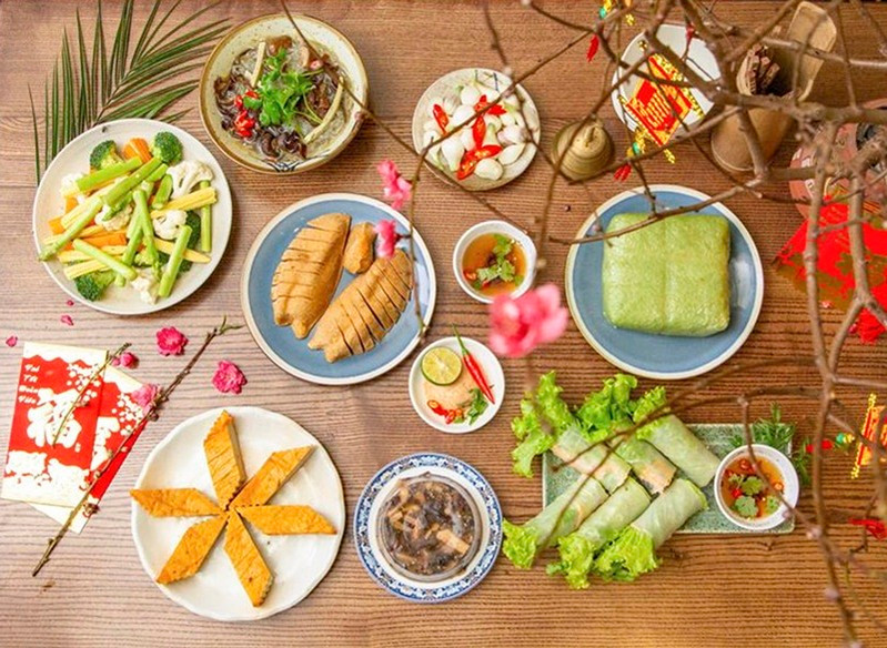 Ngoài ra, mâm cỗ chay giá từ 500.000 - hơn 1 triệu đồng cũng đắt khách. Mâm cỗ chay dưới 1 triệu đồng sẽ bao gồm từ 5 đến 7 món như gà chay hấp, nem, giò lụa, rau xào, xôi vò hạt sen, canh…Ảnh: Phunuvietnam.