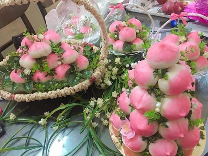 Màu sắc bắt mắt khiến lại là loại quả biểu trưng của tuổi thọ nên bánh bao đào tiên được nhiều khách đặt mua về cúng rằm tháng Giêng. Ảnh: FB Bánh Mứt Bến Tre.