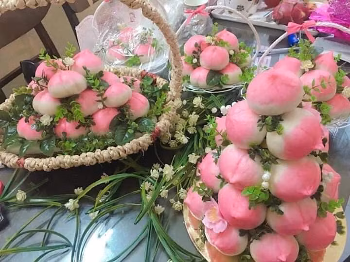 Màu sắc bắt mắt khiến lại là loại quả biểu trưng của tuổi thọ nên bánh bao đào tiên được nhiều khách đặt mua về cúng rằm tháng Giêng. Ảnh: FB Bánh Mứt Bến Tre.