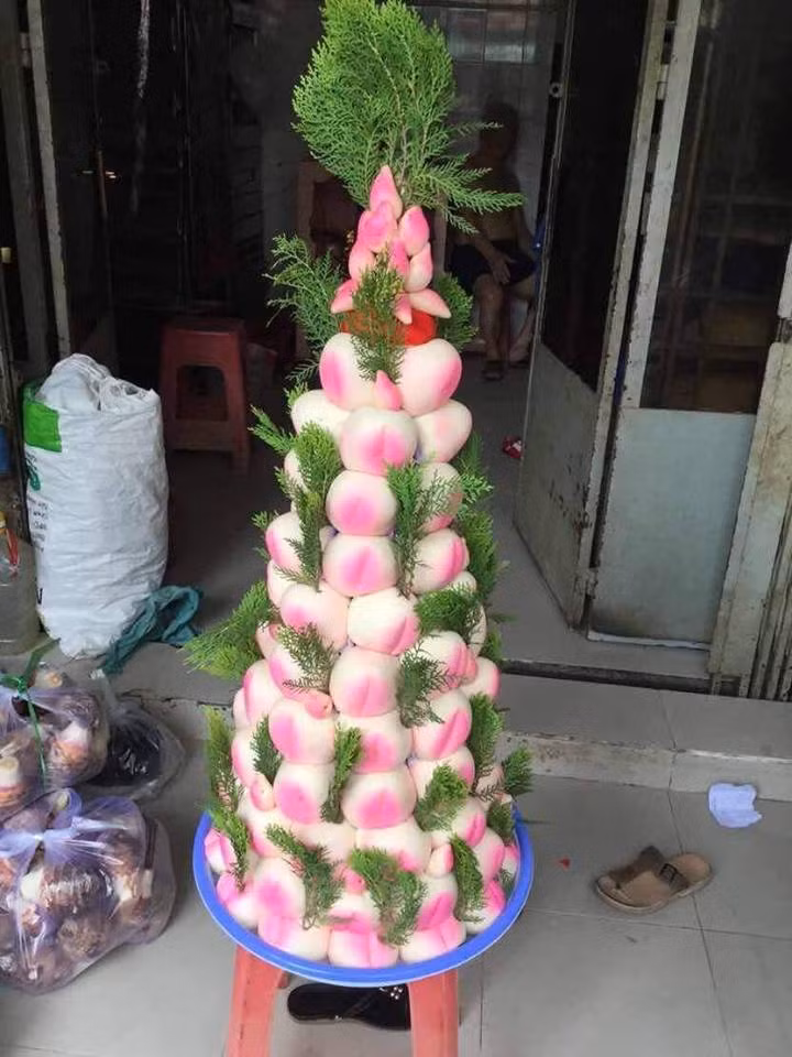 Tháp bánh bao đào tiên giá dao động từ 1 - 1,2 triệu đồng, tùy vào số lượng bánh. Ảnh: FB Van An Nguyen.