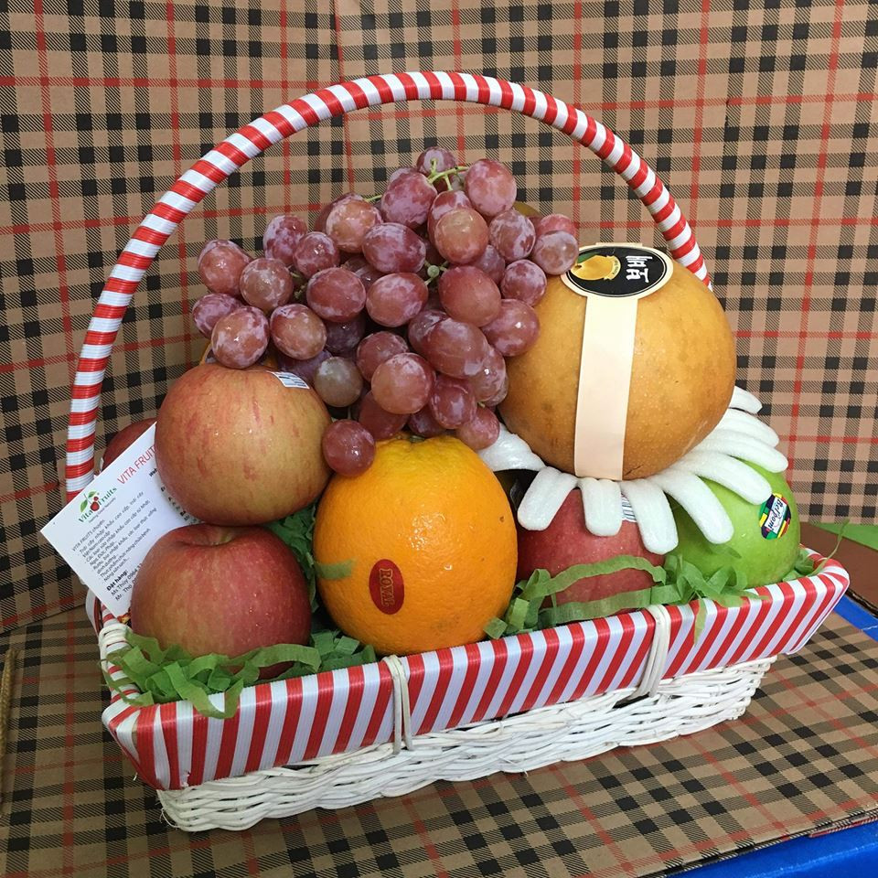 Các giỏ hoa quả cao cấp 5-8 triệu cũng được nhiều khách lựa chọn. Ảnh: Hoaquanhapkhau.