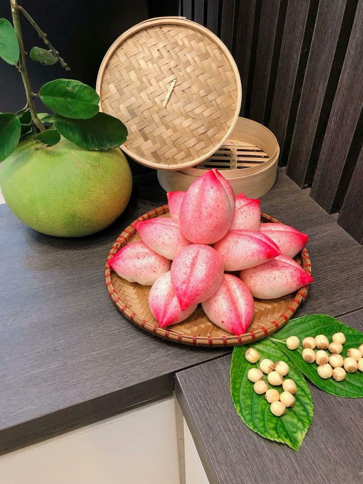 Trong khi đó, những đĩa bánh bao đào tiên nhỏ có giá từ 50.000 - gần 200.000 đồng/đĩa. Ảnh: FB Dương Lâm Oanh.