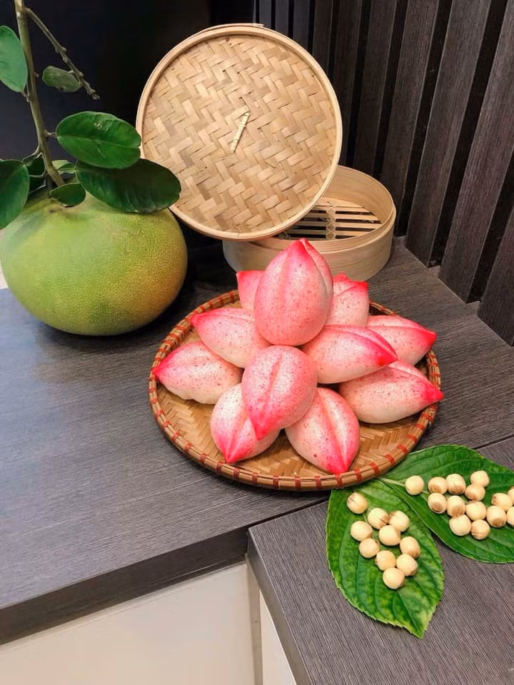 Trong khi đó, những đĩa bánh bao đào tiên nhỏ có giá từ 50.000 - gần 200.000 đồng/đĩa. Ảnh: FB Dương Lâm Oanh.