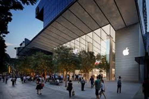 Bên cạnh Apple Store Orchard, năm nay dân buôn iPhone có thêm một lựa chọn mới là Apple Store tại sân bay Changi, Singapore. Ảnh: Geekturt.