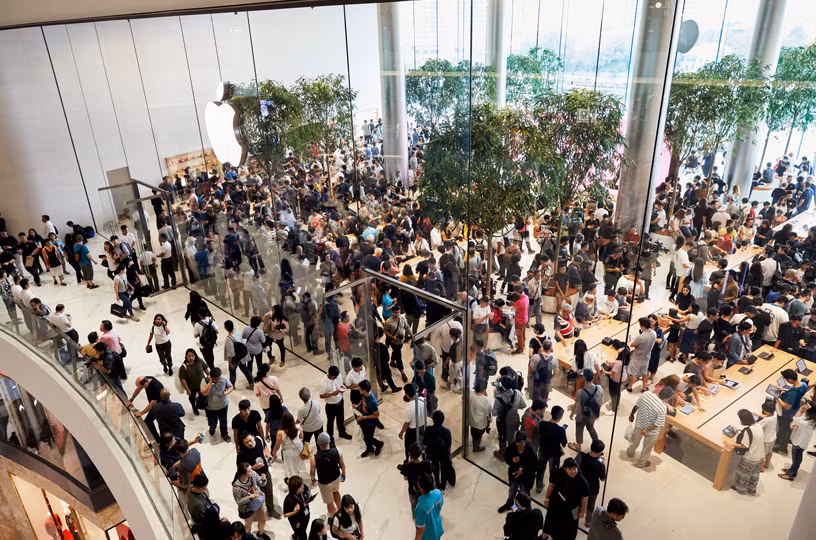 Ngoài ra, dân buôn có thể đến Apple Store Iconsiam (Banghkok, Thái Lan) để mua hàng, rút ngắn thời gian vận chuyển máy về Việt Nam. Ảnh: Apple.