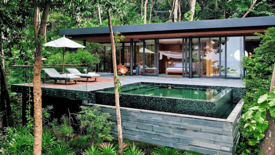 Six Senses Krabey Island (Campuchia) là khách sạn nghỉ dưỡng nằm trên một hòn đảo nhiệt đới tư nhân rộng 12 ha, với 40 biệt thự và hồ bơi riêng.