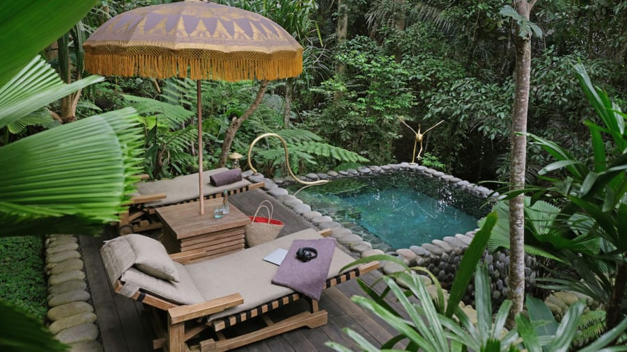 Nằm trong một khu rừng nhiệt đới, khách sạn nghỉ dưỡng Capella Ubud (Indonesia) gồm có 22 lều nghỉ đặt giữa thiên nhiên hoang sơ với nhiều dịch vụ tiện ích đẳng cấp.