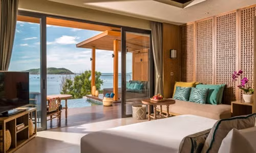 Anantara Quy Nhon Villas (Việt Nam) có 26 biệt thự hướng biển, đặt trong một khu vực rộng 7 ha với những khu vườn nhiệt đới tươi tốt. Mỗi villa đều có bể bơi riêng, quản gia, hầm rượu cá nhân và các dịch vụ ăn uống.