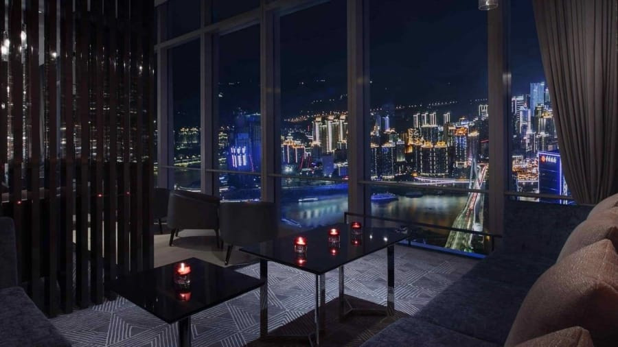 Khách sạn Niccolo Changsha (Hồ Nam, Trung Quốc) nằm ở những tầng trên cùng của tòa tháp 93 tầng, có tổng cộng 243 phòng, 3 nhà hàng ăn uống, một hồ bơi trên thượng.