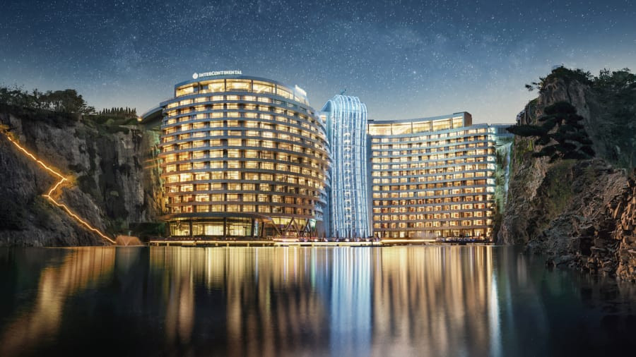 Với chi phí xây dựng 500 triệu USD, InterContinental Thượng Hải (Trung Quốc) được coi là một trong những khách sạn mới ấn tượng nhất thế giới với gồm 18 tầng nằm dưới lòng đất, 2 tầng dưới lòng hồ.