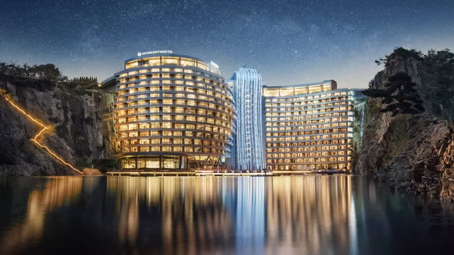 Với chi phí xây dựng 500 triệu USD, InterContinental Thượng Hải (Trung Quốc) được coi là một trong những khách sạn mới ấn tượng nhất thế giới với gồm 18 tầng nằm dưới lòng đất, 2 tầng dưới lòng hồ.