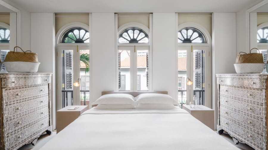 Tọa lạc ở khu Chinatown đông đúc, khách sạn Six Senses Duxton (Singapore) được chăm chút bằng nội thất siêu sang, pha trộn phong cách thiết kế Âu, Á, Trung, Mã với 138 phòng.