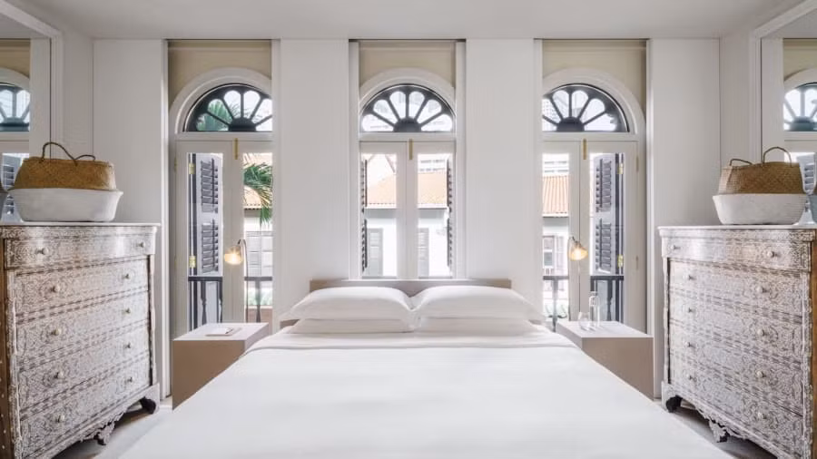 Tọa lạc ở khu Chinatown đông đúc, khách sạn Six Senses Duxton (Singapore) được chăm chút bằng nội thất siêu sang, pha trộn phong cách thiết kế Âu, Á, Trung, Mã với 138 phòng.