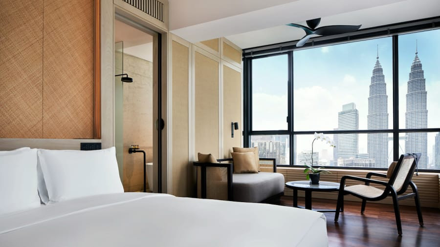 RuMa Hotel &amp; Residences là khách sạn hoàn toàn mới ở thủ đô Kuala Lumpur, Malaysia. Khách sạn cung cấp 253 phòng nghỉ với nội thất thủ công địa phương, cùng với bể bơi vô cực.