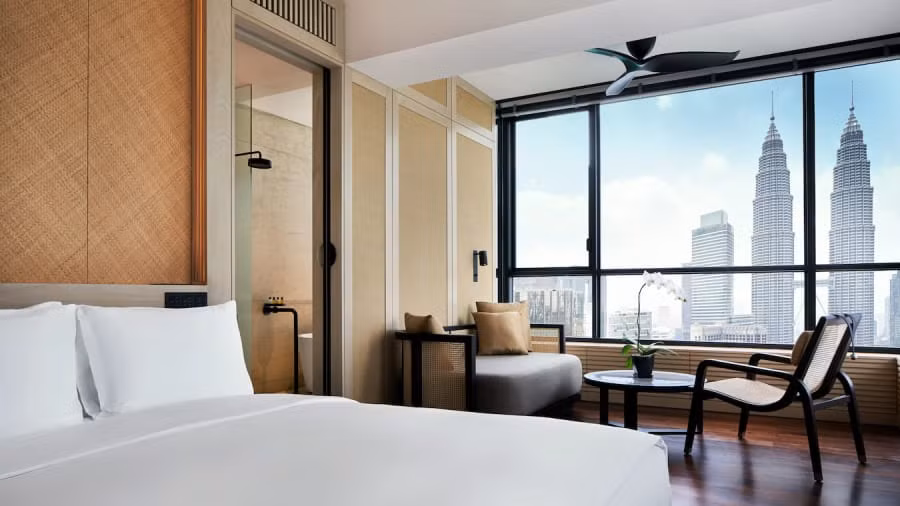 RuMa Hotel &amp; Residences là khách sạn hoàn toàn mới ở thủ đô Kuala Lumpur, Malaysia. Khách sạn cung cấp 253 phòng nghỉ với nội thất thủ công địa phương, cùng với bể bơi vô cực.