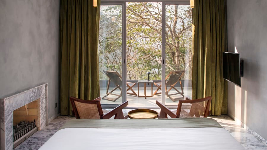  Khách sạn cao cấp Roseate Ganges (Ấn Độ) có 16 khu nhà có ban công hướng ra sông, hoàn hảo cho việc tập yoga buổi sáng. Nguồn ảnh: CNN.