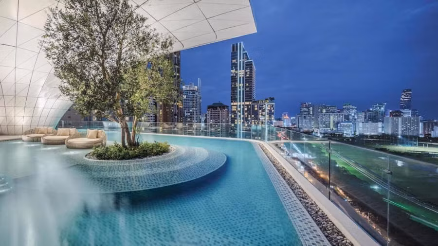 Khách sạn Waldorf Astoria Bangkok (Thái Lan) cao 60 tầng với thiết kế nội thất xa hoa, bên trong là 2 quán bar sang trọng và những nhà hàng quốc tế.