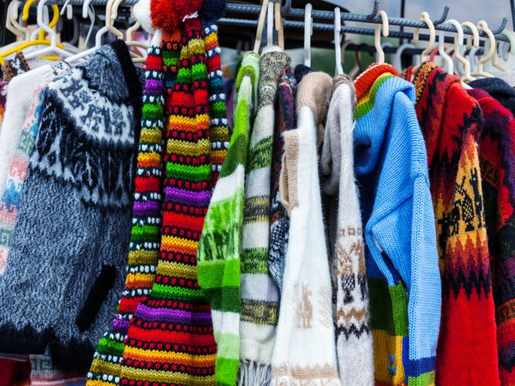 Bạn có thể mua áo len Alpaca nổi tiếng làm quà lưu niệm trong sân bay Quốc tế Jorge Chavez (Peru). Nguồn ảnh: BI.