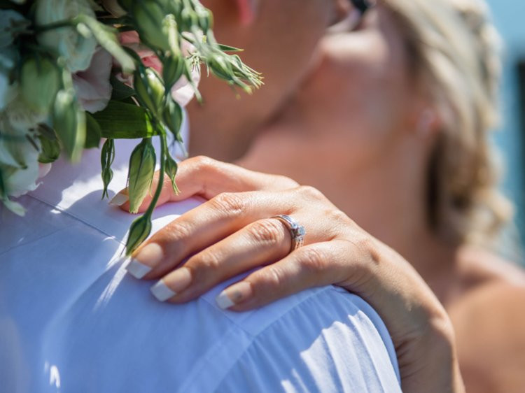 Sân bay Narita (Tokyo, Nhật Bản) có hai địa điểm cửa hàng Tiffany, trong Nhà ga 1 và Nhà ga số 2. Tại đây, hành khách có thể mua nhẫn đính hôn nếu cần.