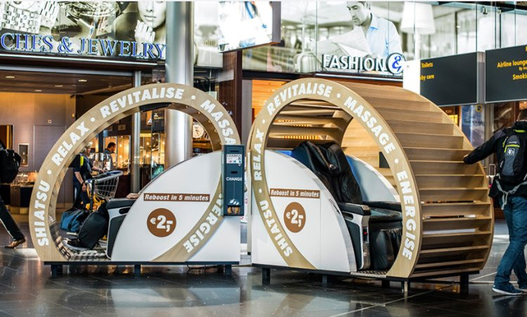 Dịch vụ độc đáo nhất tại sân bay Schiphol (Amsterdam, Hà Lan) là "mát-xa nước". Khách được bọc trong một chiếc chăn không thấm nước và phun ra nhiều áp lực nước.