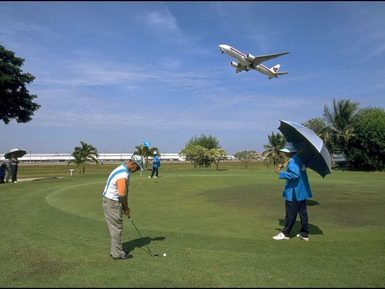 Trong sân bay Don Muang ở Bangkok (Thái Lan) có một sân golf 18 lỗ, được thiết lập giữa đường băng cất cánh và hạ cánh.