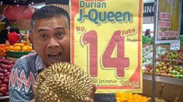 Đầu năm 2019, loại sầu riêng mới có tên "Nữ hoàng" với mùi bơ lạc được bày bán với mức giá “trên trời”: gần 1000 USD/trái (khoảng 23 triệu đồng) ở thành phố Tasikmalaya, đảo Java, Indonesia. Ảnh: SCMP.