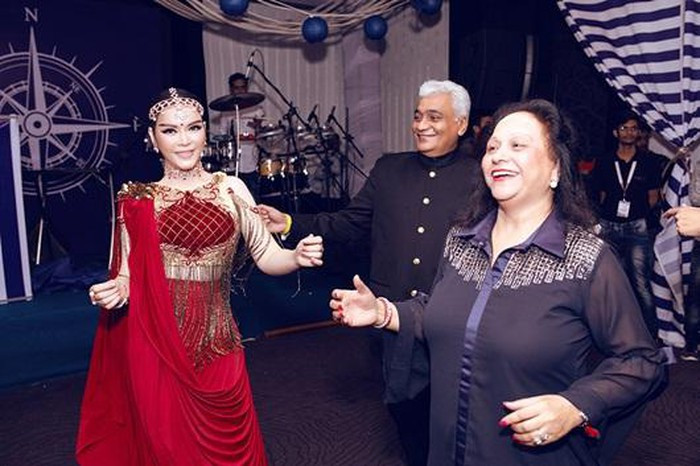 Mới đây, Lý Nhã Kỳ khiến nhiều người bất ngờ khi xác nhận tỷ phú Ấn Độ Nitin Shah nhận cô làm con nuôi.