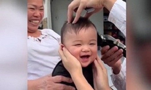 Lim tim voi nu cuoi trong treo cua cau be cuc dep trai khi duoc cat toc