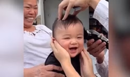 Lim tim voi nu cuoi trong treo cua cau be cuc dep trai khi duoc cat toc