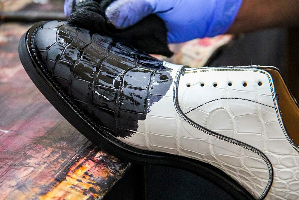 Việc tạo màu thủ công được thực hiện cho đến khi đạt được màu mong muốn.