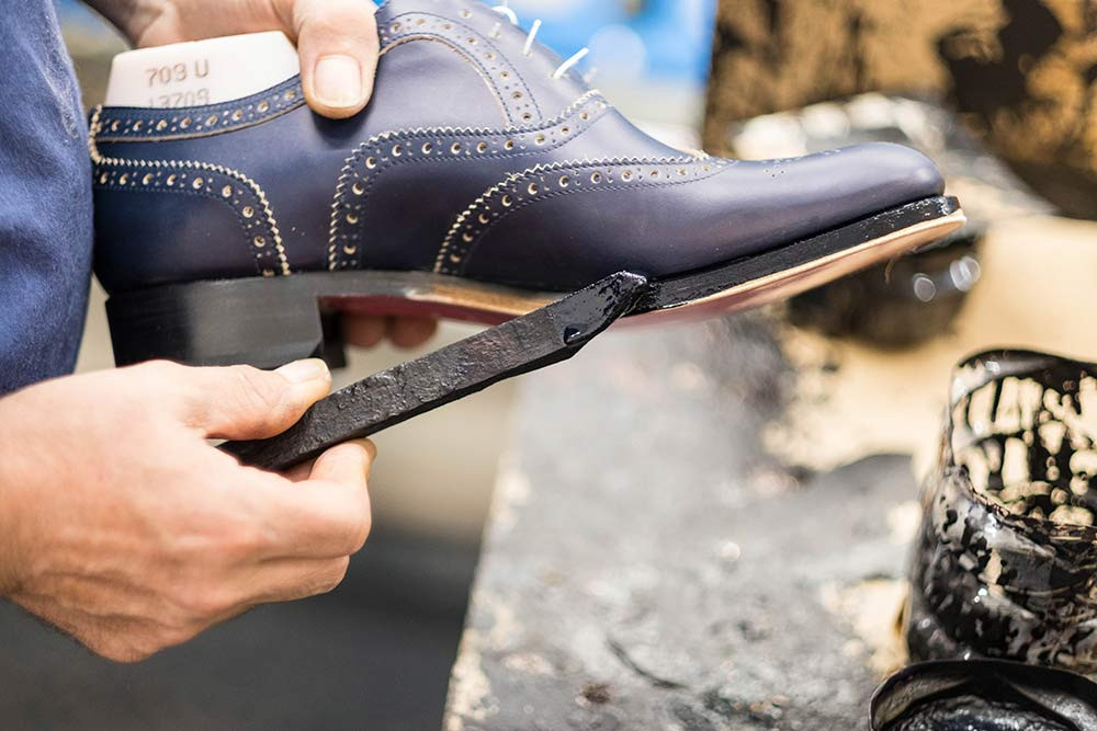 Phần da thô của đế được vẽ bằng tay bởi các nghệ nhân với độ chính xác tuyệt đối.