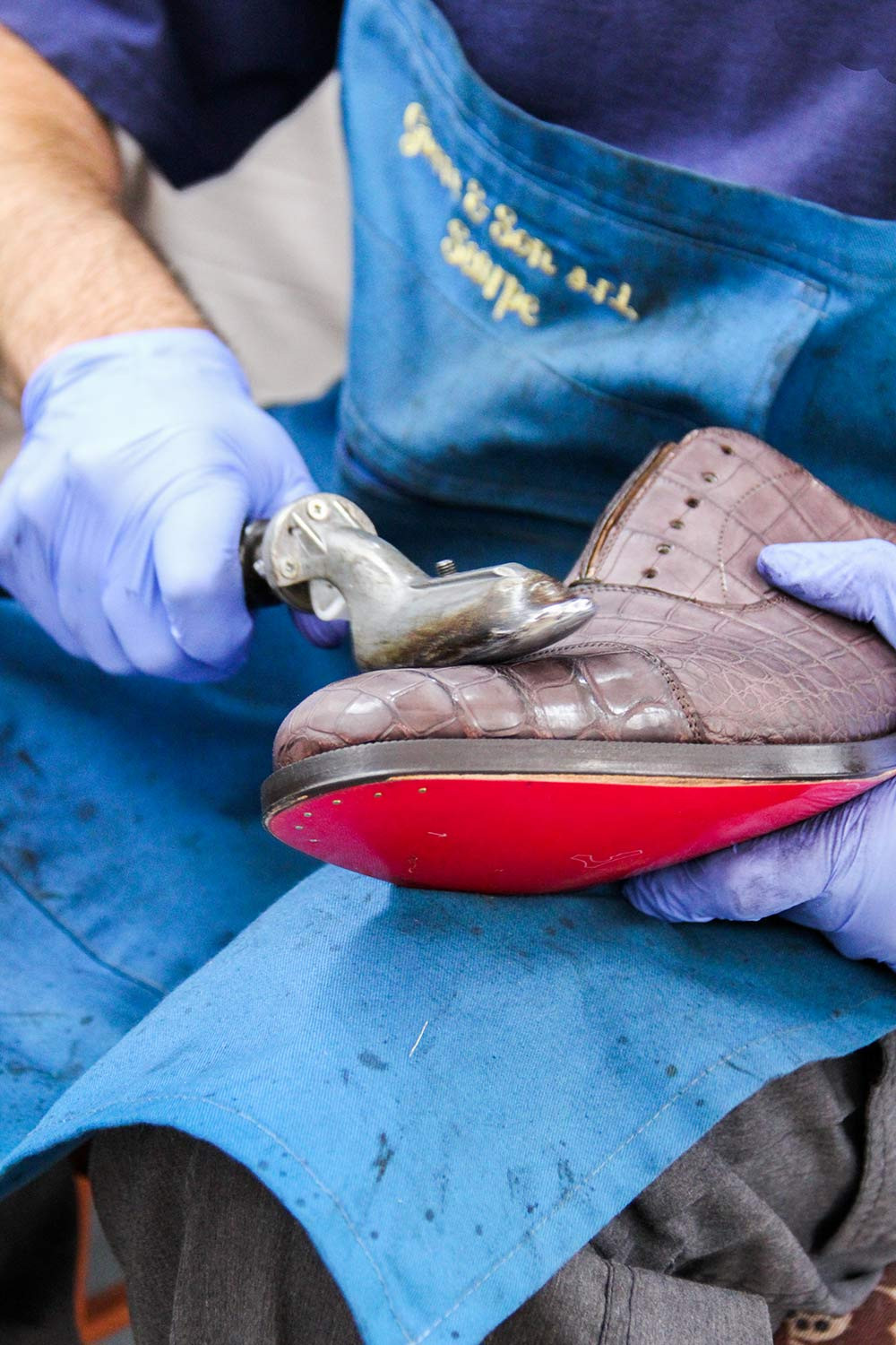Với chất liệu da cá sấu, chiếc giày cần được ép bằng tay. Quá trình này mang lại độ bóng tự nhiên cho sản phẩm.