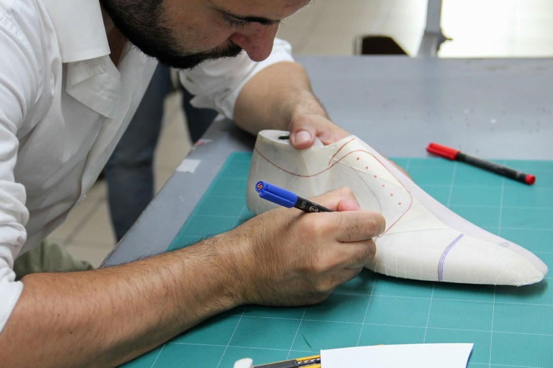 Nhà máy sản xuất giày nam Christian Louboutin nằm ở thành phố Napoli (Italia).