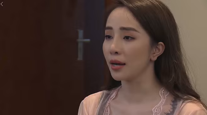 Với vai tiểu tam Nhã trong phim "Về nhà đi con", Quỳnh Nga đang bị dân mạng công kích đủ điều. Cô bị chê vì... đóng quá đạt, tới chuyện make up, trang phục và cả cuộc sống riêng sau màn ảnh cũng trở thành chủ đề bàn tán của dân mạng. Ảnh: Youtube.