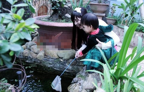 Không gian bên ngoài căn nhà mà diễn viên đóng vai Nhã trong "Về nhà đi con" sinh sống tràn ngập cây xanh. Ảnh: Khoevadep.