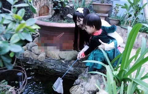 Không gian bên ngoài căn nhà mà diễn viên đóng vai Nhã trong "Về nhà đi con" sinh sống tràn ngập cây xanh. Ảnh: Khoevadep.