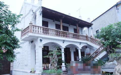 Hiện tại, cô chuyển về sống chung với bố mẹ đẻ trong một căn nhà ở Tam Trinh - Hà Nội. Căn nhà 2 tầng được làm chủ yếu từ gỗ. Ảnh: Khoevadep.