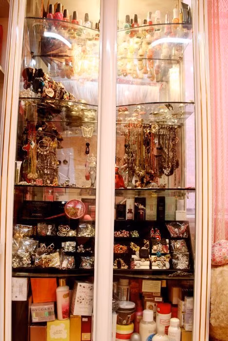 Các mảng màu đơn sắc của từng món đồ nội thất, tường và sàn nhà kết hợp với nhau tạo thành bức tranh đa màu. Ảnh: Khoevadep.