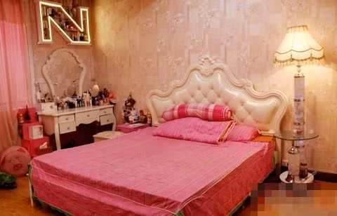 Tầng 1 là phòng khách, phòng ăn, phòng hát karaoke… còn tầng 2 là nơi dành riêng cho phòng ngủ. Ảnh: Khoevadep.